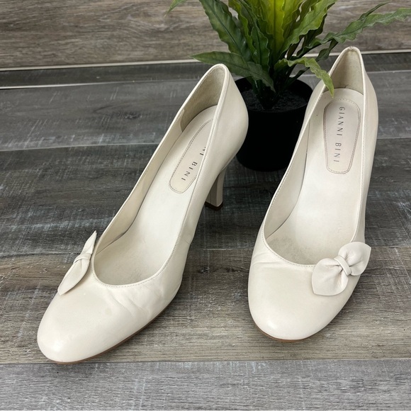 Gianni Bini Cream Pump Heels Decorative Side Bow Size 7.5 - Picture 6 of 12